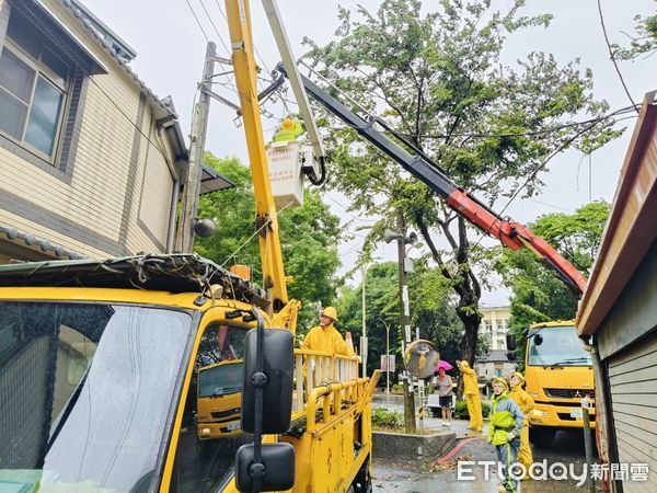 ▲▼康芮強風影響，釀高雄停電災情，台電人員冒風雨搶修。（圖／記者賴文萱翻攝）