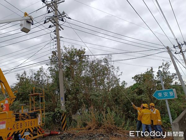 ▲▼ 強颱「康芮」造成嘉義地區累積曾停電戶數達22,095戶，尚餘5,978戶停電中，台電嘉義區處積極搶修   。（圖／台電嘉義區處提供）