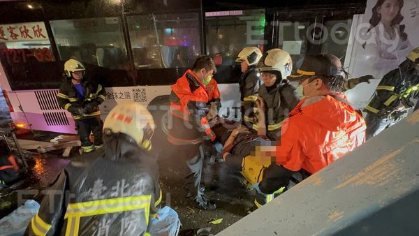 ▲▼台北市公車撞行人壓入車底。（圖／記者黃彥傑攝）