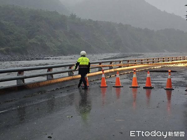 ▲▼快訊／康芮掏空路基！高雄台20線驚見10公尺天坑。（圖／記者賴文萱翻攝）