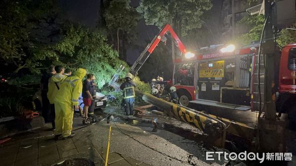 ▲台北市內湖一名男騎士遭倒塌電線杆重壓，當場失去生命跡象。（圖／記者黃彥傑攝）