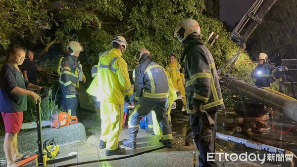 ▲台北市內湖一名男騎士遭倒塌電線杆重壓，當場失去生命跡象。（圖／記者黃彥傑攝）