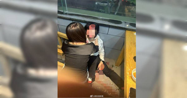 只是拒絕搭訕！中國4女高中生遭多名男子痛毆　「滿臉是血」倒坐牆邊