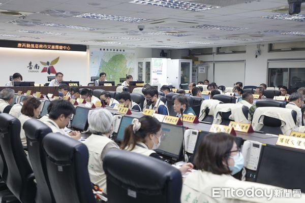 ▲颱風康芮中心已於31日晚間出海，但各地風雨持續中，台南市災害應變中心今晚8時召開第三次工作會報，由市長黃偉哲親自主持，聽取市府各單位說明全市災情狀況及搶救復原進度。（圖／記者林東良翻攝，下同）