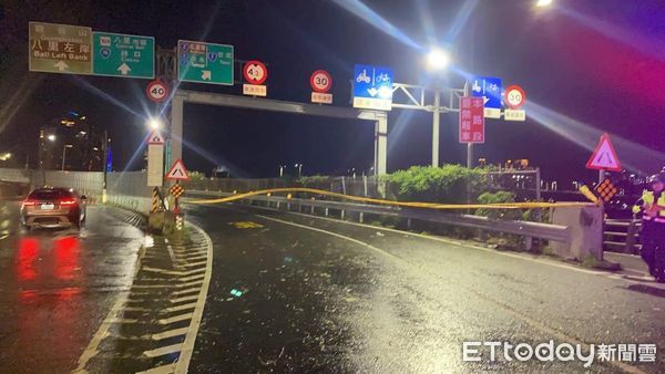 ▲▼颱風康芮襲台，關渡大橋景觀燈管線槽鬆脫道路封閉。（圖／新北市議員鄭宇恩提供）