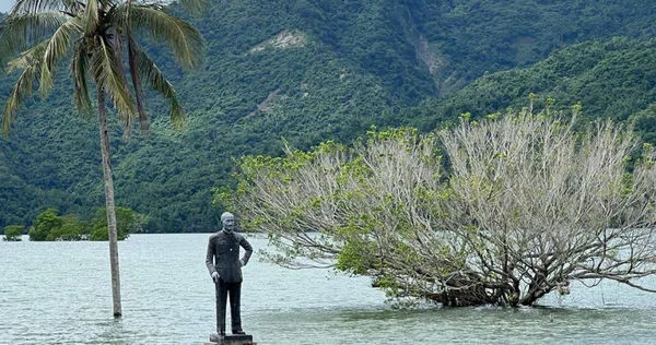 蔣公銅像近年泡在水裡的時間相當長，望向遼闊水域，曾被網友形容是「最孤獨的男人」。(圖／報系資料照)