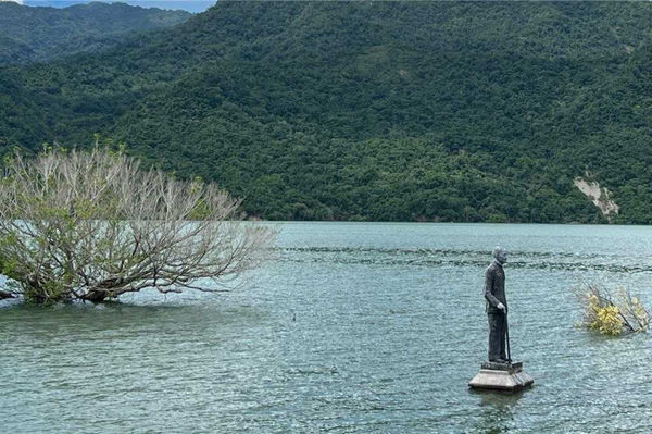 蔣介石銅像「水上漂」過生日！　康芮挾帶豪雨曾文水庫滿水位再現奇景