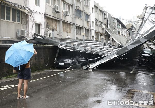 ▲▼ 康芮颱風狂風豪雨一夜橫掃全台，北市延壽街402巷一處公家宿舍頂樓鐵皮屋頂被強風吹落，擋住整條街道通行，至今（1）日早上仍未處理 。（圖／記者李毓康攝）