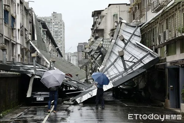 ▲▼ 康芮颱風狂風豪雨一夜橫掃全台，北市延壽街402巷一處公家宿舍頂樓鐵皮屋頂被強風吹落，擋住整條街道通行，至今（1）日早上仍未處理 。（圖／記者李毓康攝）