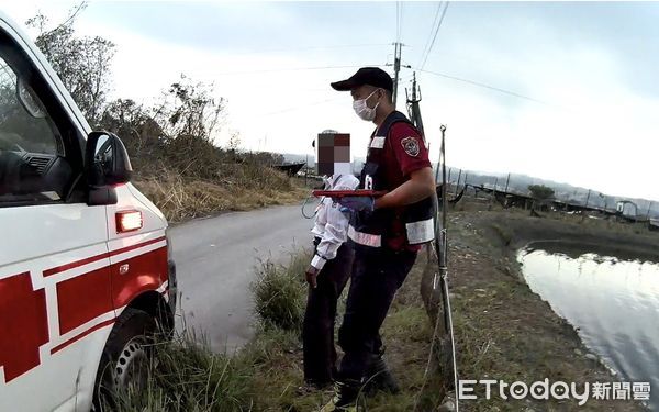 ▲里港警分局九如分駐所巡佐張泄文、警員王淑燕、蘇皇旗助洪男返家             。（圖／記者陳崑福翻攝）