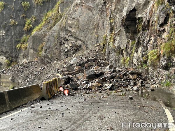 ▲▼明霸克露橋便道又沖毀！高雄桃源「3里淪孤島」　370人遭滯留。（圖／記者賴文萱翻攝）