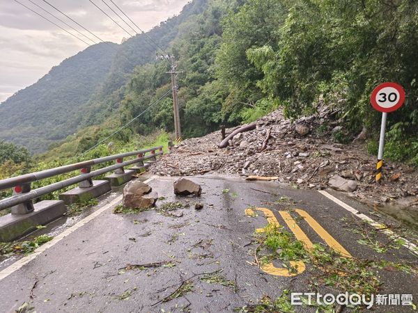 ▲▼明霸克露橋便道又沖毀！高雄桃源「3里淪孤島」　370人遭滯留。（圖／記者賴文萱翻攝）