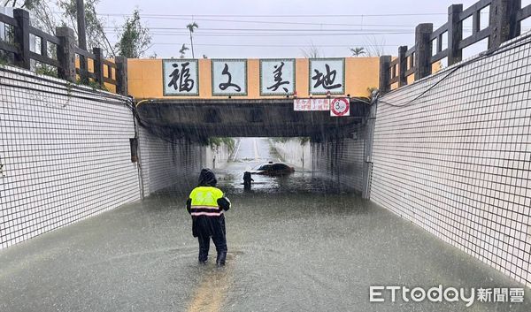 ▲計程車誤入積水及腰地下道拋描不願離開。（圖／記者楊漢聲翻攝）