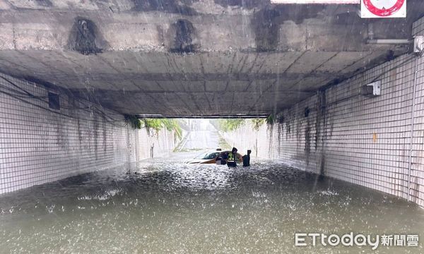 ▲計程車誤入積水及腰地下道拋描不願離開。（圖／記者楊漢聲翻攝）