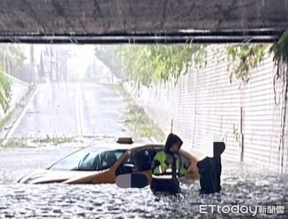 ▲計程車誤入積水及腰地下道拋描不願離開。（圖／記者楊漢聲翻攝）