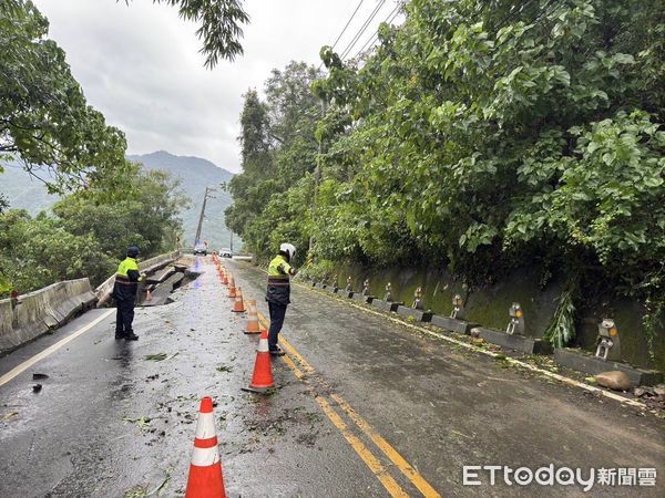 ▲▼高雄六龜路基流失。（圖／記者賴文萱翻攝）