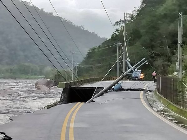 ▲▼台9線通往南澳鄉碧候溫泉的產業道路，路基被溪水淘空，電線杆也整排倒。（圖／南澳鄉公所提供，下同）