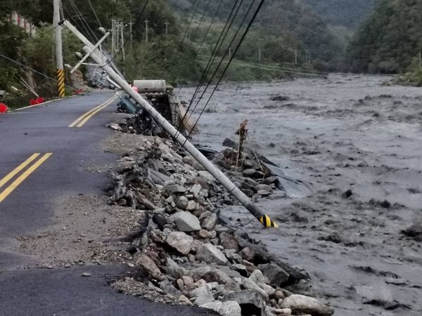 ▲▼台9線通往南澳鄉碧候溫泉的產業道路，路基被溪水淘空，電線杆也整排倒。（圖／南澳鄉公所提供，下同）