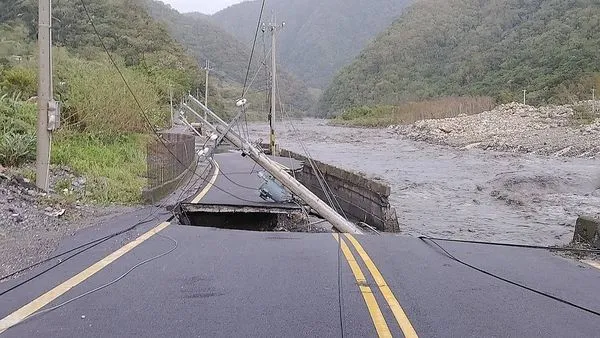 ▲▼台9線通往南澳鄉碧候溫泉的產業道路，路基被溪水淘空，電線杆也整排倒。（圖／南澳鄉公所提供，下同）