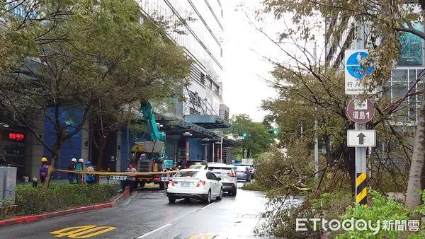 ▲▼康芮颱風強風 台北市路樹折斷 頃倒 松山車站周邊。（圖／記者屠惠剛攝）