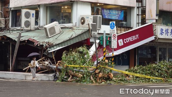 ▲▼康芮強颱襲台 台北市強風 吹倒路樹 壓垮飲料店招牌 遮雨棚 民生東路五段。（圖／記者屠惠剛攝）