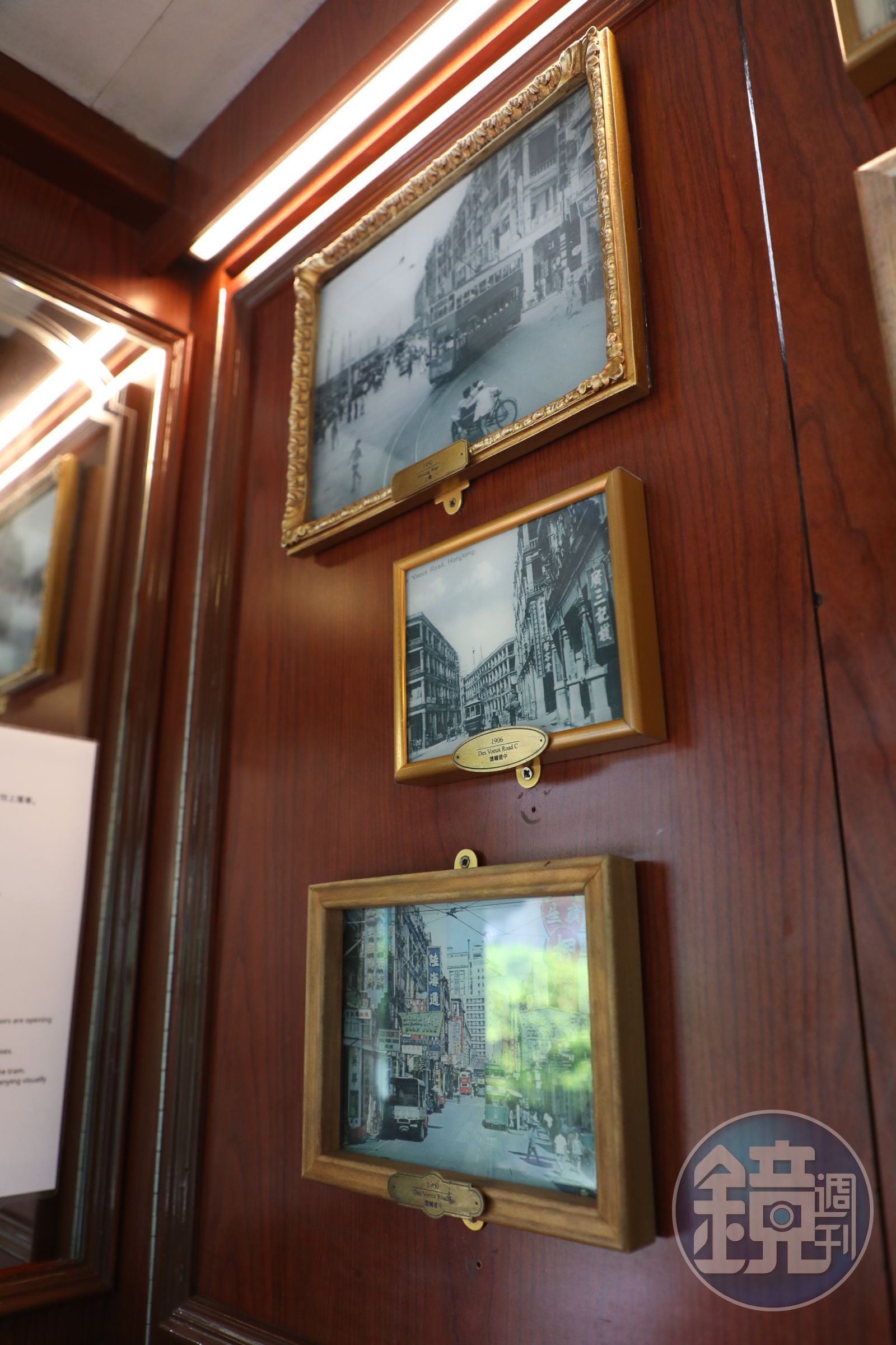 香港電車自1904年通車，已超過百年歷史，電車上展示的黑白老照片訴說著香港的古今。