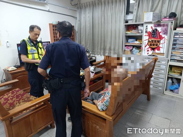 ▲東港警分局林邊分駐所員警送潘男回東港住處             。（圖／記者陳崑福翻攝）