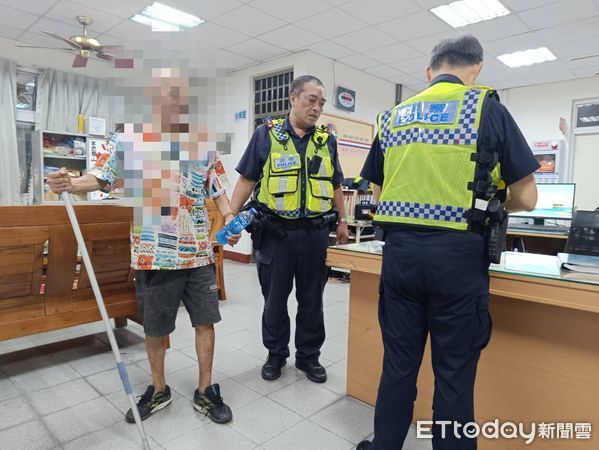 ▲東港警分局林邊分駐所員警送潘男回東港住處             。（圖／記者陳崑福翻攝）