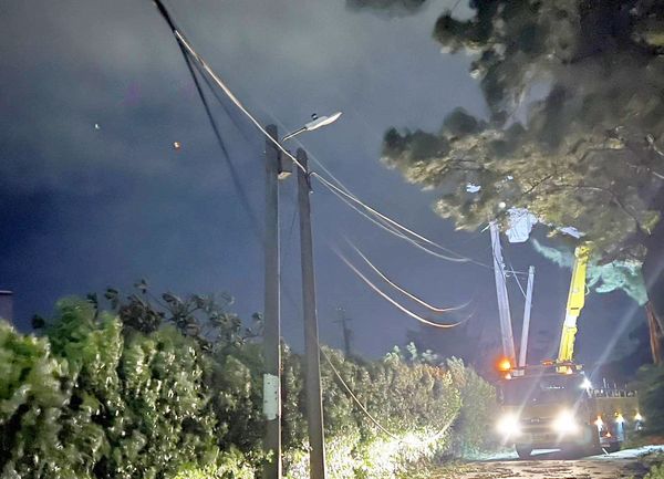 ▲桃園市地區因康芮颱風強豪雨造成多處停電，台電桃園營業處工程人員深夜冒雨搶修中。（圖／台電桃園營業處提供）