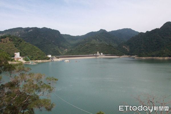 ▲颱風康芮來襲豐沛雨量，帶來大量進水，全台最大水庫曾文水庫31日上午11時起及1日凌晨1時起，連2日進行調節性放水。（圖／記者林東良翻攝，下同）