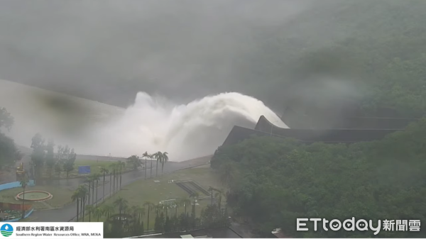 ▲颱風康芮來襲豐沛雨量，帶來大量進水，全台最大水庫曾文水庫31日上午11時起及1日凌晨1時起，連2日進行調節性放水。（圖／記者林東良翻攝，下同）