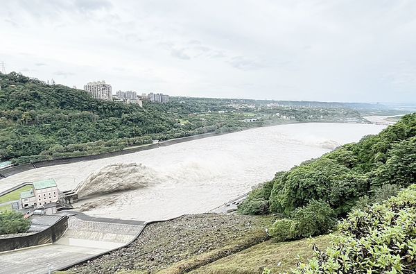 ▲康芮颱風為石門水庫集水區帶來333.2累積雨量，北水分署今天持續放水中。（圖／北水分署提供）