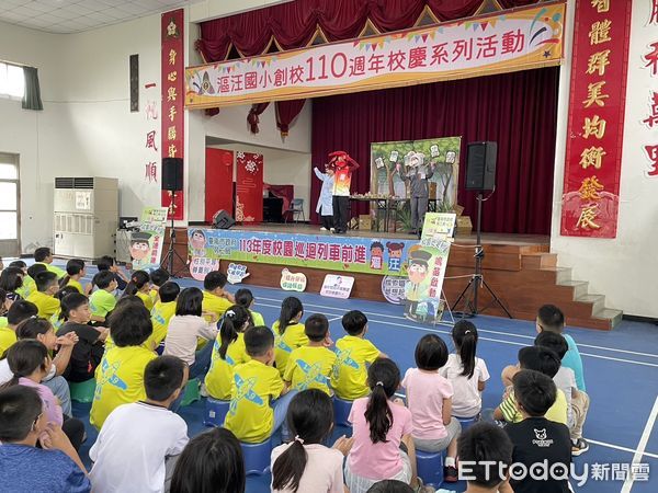 ▲台南市勞工局1日特別安排劇團，前進台南市北門國小及將軍區漚汪國小演出「快樂森林工坊」劇碼，並邀請了臨近五所小學師生一同參與。（圖／記者林東良翻攝，下同）