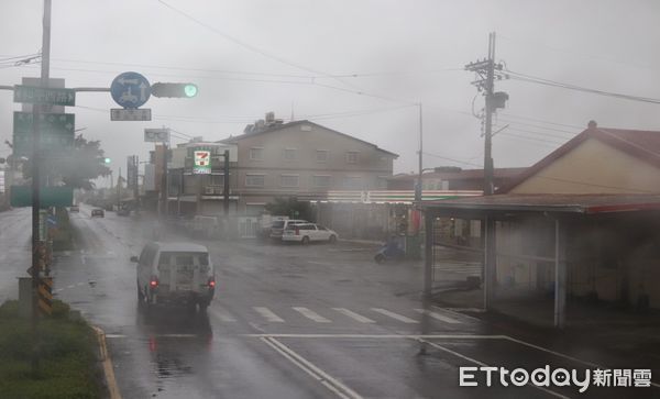 ▲車輛綠燈因訊號異常感應成闖紅燈           。（圖／記者陳崑福翻攝）