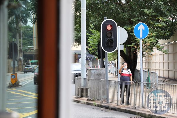 路上行人見到麥兜復古電車經過又驚又喜，紛紛拿出手機拍照留念。