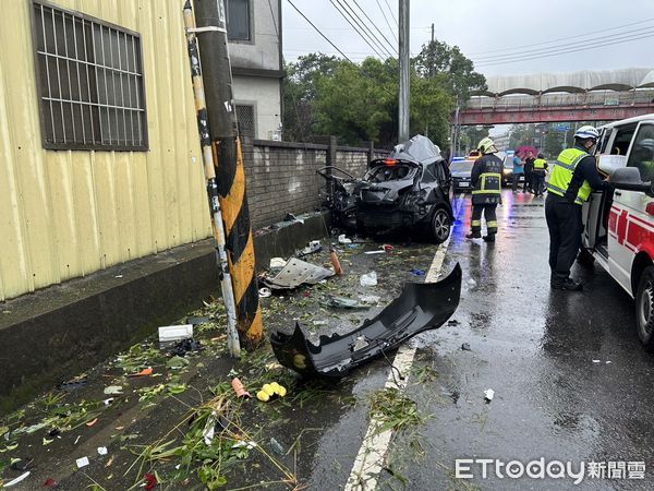 ▲苗栗市新英國小發生轎車自撞電桿，邱姓男駕駛脫困送醫不治。（圖／記者楊永盛翻攝）