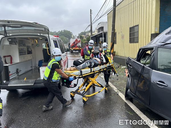 ▲苗栗市新英國小發生轎車自撞電桿，邱姓男駕駛脫困送醫不治。（圖／記者楊永盛翻攝）