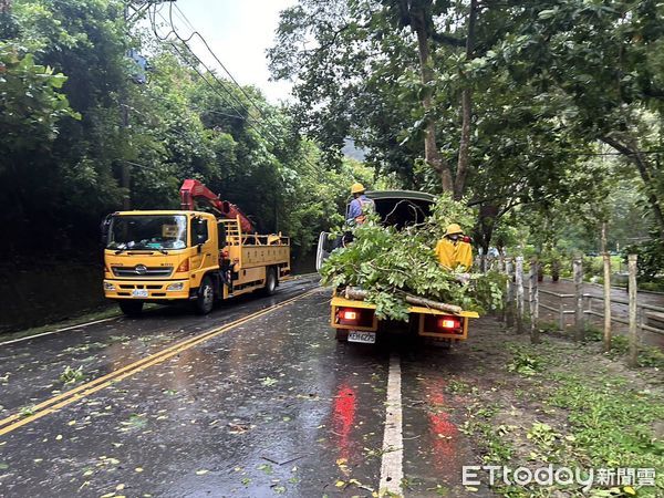 ▲強烈颱風康芮來襲，造成台南停電15962戶，在台電人員搶修下已全數搶修復電。（圖／記者林東良翻攝，下同）