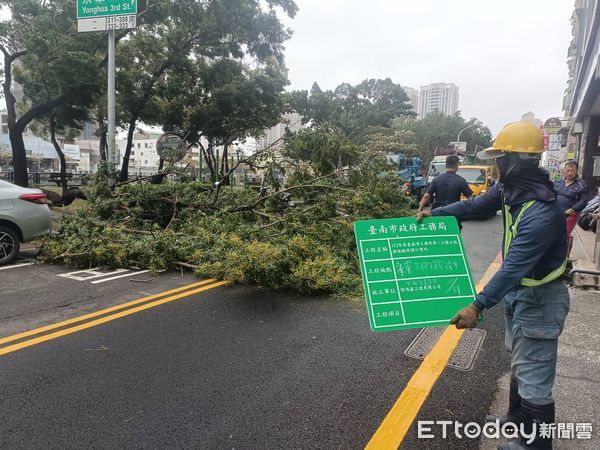 ▲康芮颱風期間陸續發生路樹倒塌、廣告物傾斜或掉落等情事，工務局獲報後，立即出動人車到場排除，迅速復原市容環境，確保市民安全。（圖／記者林東良翻攝，下同）