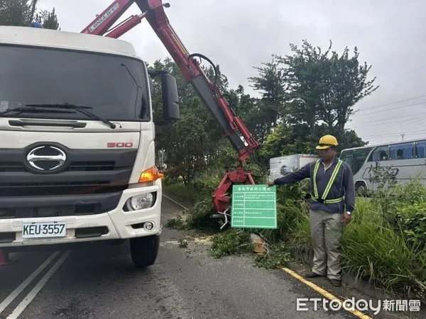 ▲康芮颱風期間陸續發生路樹倒塌、廣告物傾斜或掉落等情事，工務局獲報後，立即出動人車到場排除，迅速復原市容環境，確保市民安全。（圖／記者林東良翻攝，下同）