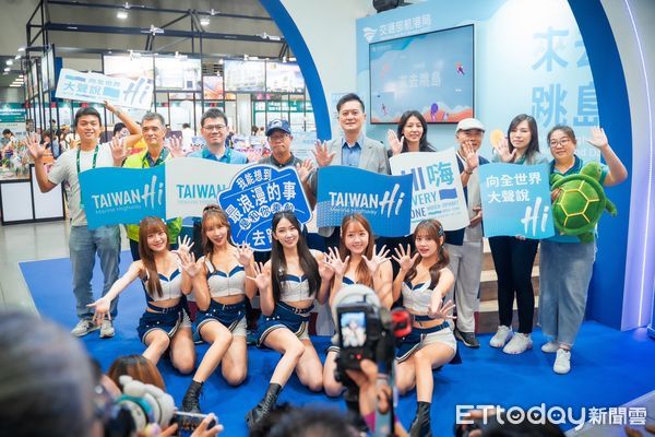 ▲台北國際旅展「TAIWAN Hi來去跳島」主題館開幕活動大合照，後排中為航港局副局長陳賓權。（圖／航港局提供）