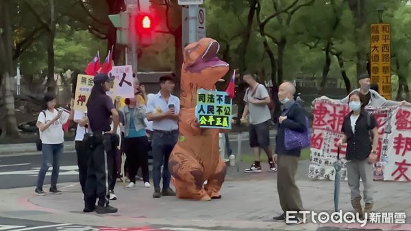 ▲▼             支持者身穿恐龍裝聚集北院外抗議。（圖／記者劉昌松攝）