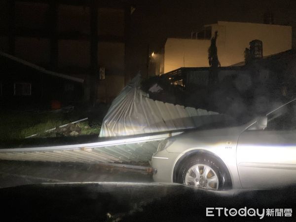 ▲台東成功鎮路邊車輛遭鐵皮壓損通報。（圖／記者楊漢聲翻攝）