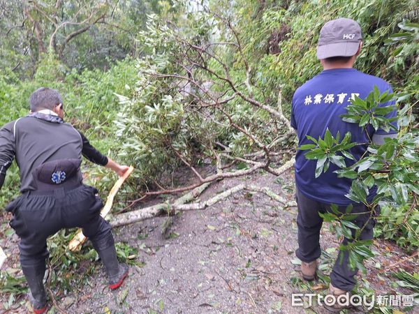 ▲▼南投4名獵人山區失聯逾24小時，搜救人員無功而返，明天繼續搜救。（圖／記者高堂堯翻攝）