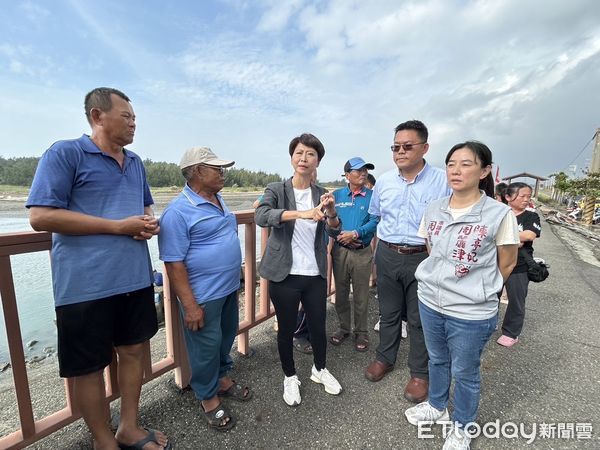 ▲針對康芮颱風重創台南沿海地區蚵農的嚴重災情，立委陳亭妃等人1日下午2時許，邀集農業部及漁業署親赴安南區鹿耳門鎮門宮會勘。（圖／記者林東良翻攝，下同）