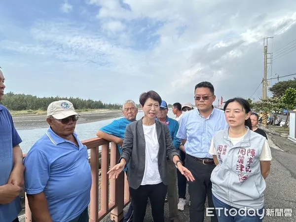 ▲針對康芮颱風重創台南沿海地區蚵農的嚴重災情，立委陳亭妃等人1日下午2時許，邀集農業部及漁業署親赴安南區鹿耳門鎮門宮會勘。（圖／記者林東良翻攝，下同）