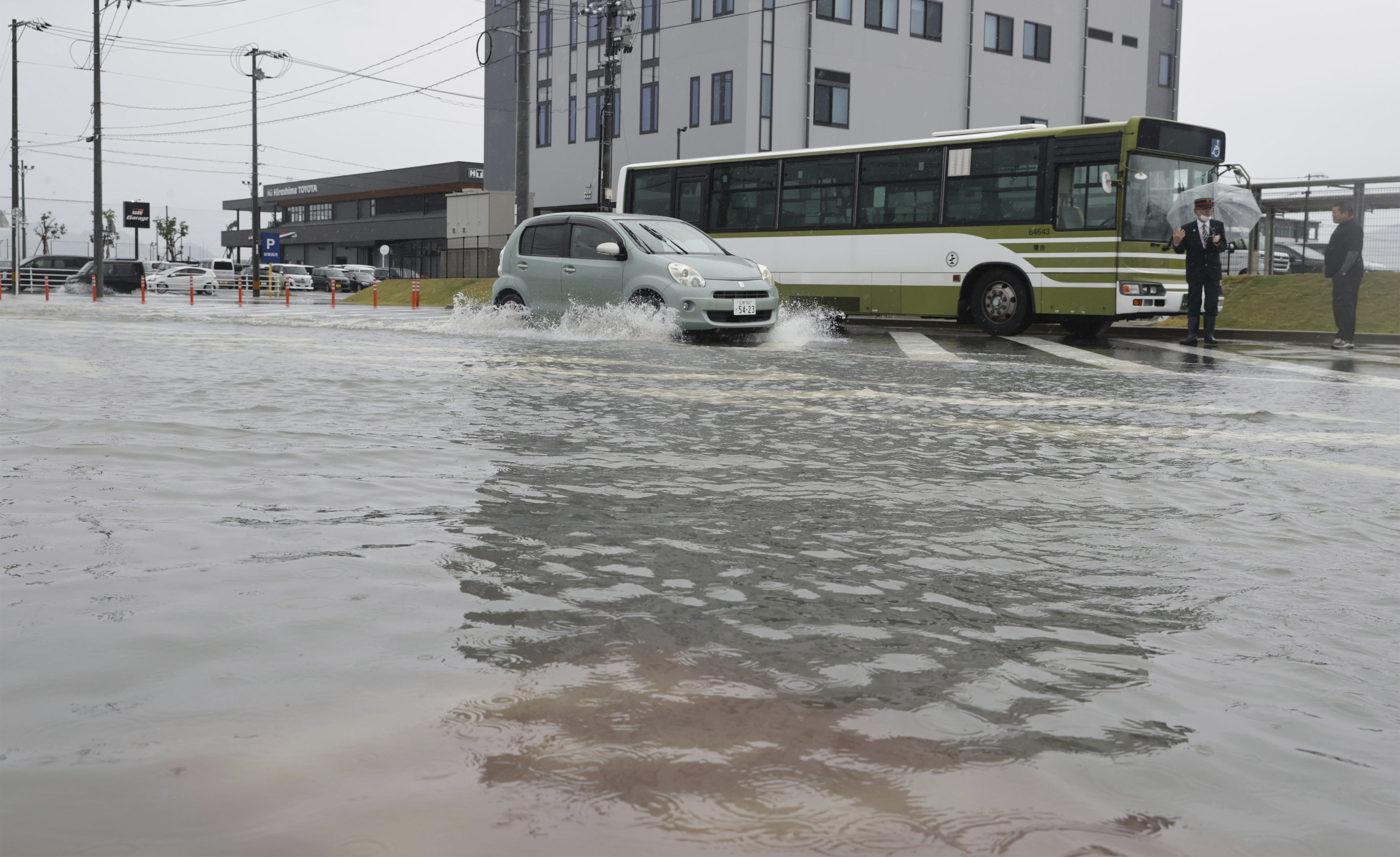 ▲▼ 颱風康芮帶來雨勢，廣島市路面淹水。（圖／達志影像／美聯社）