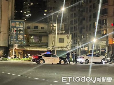 快訊／高雄轎車自撞分隔島　車上2男送醫