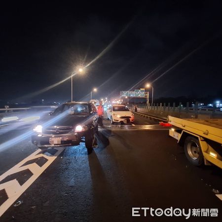 ▲高雄市八八快速道路發生連環車禍             。（圖／記者吳奕靖翻攝）