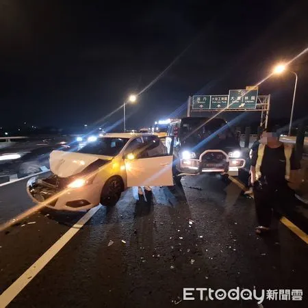 ▲高雄市八八快速道路發生連環車禍             。（圖／記者吳奕靖翻攝）